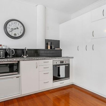 Funky One Bedroom Apartment On Princes Wharf Auckland Exteriör bild